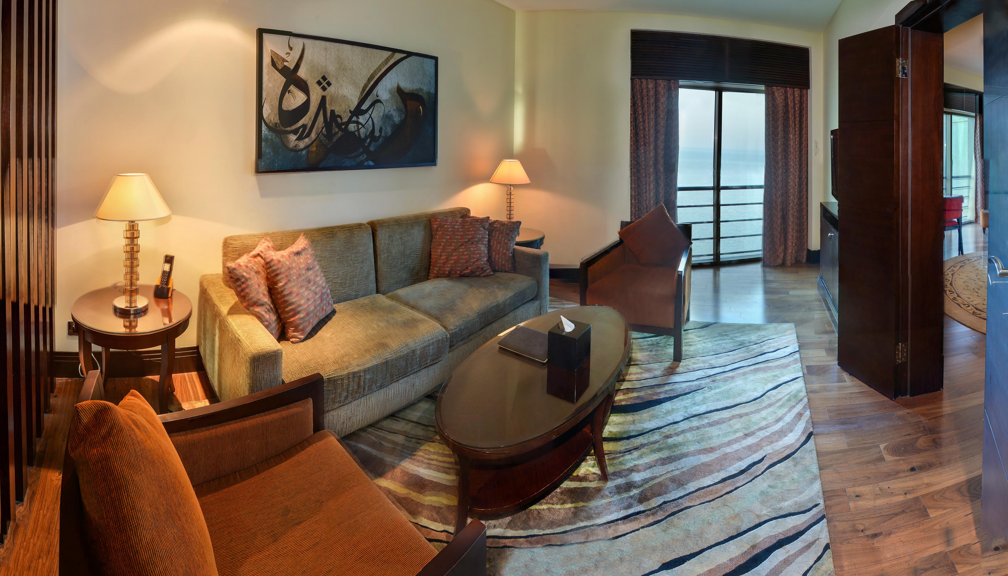 מלון Sofitel Al Khobar The Corniche מראה חיצוני תמונה A living room in a suite at the Ritz-Carlton, Bahrain