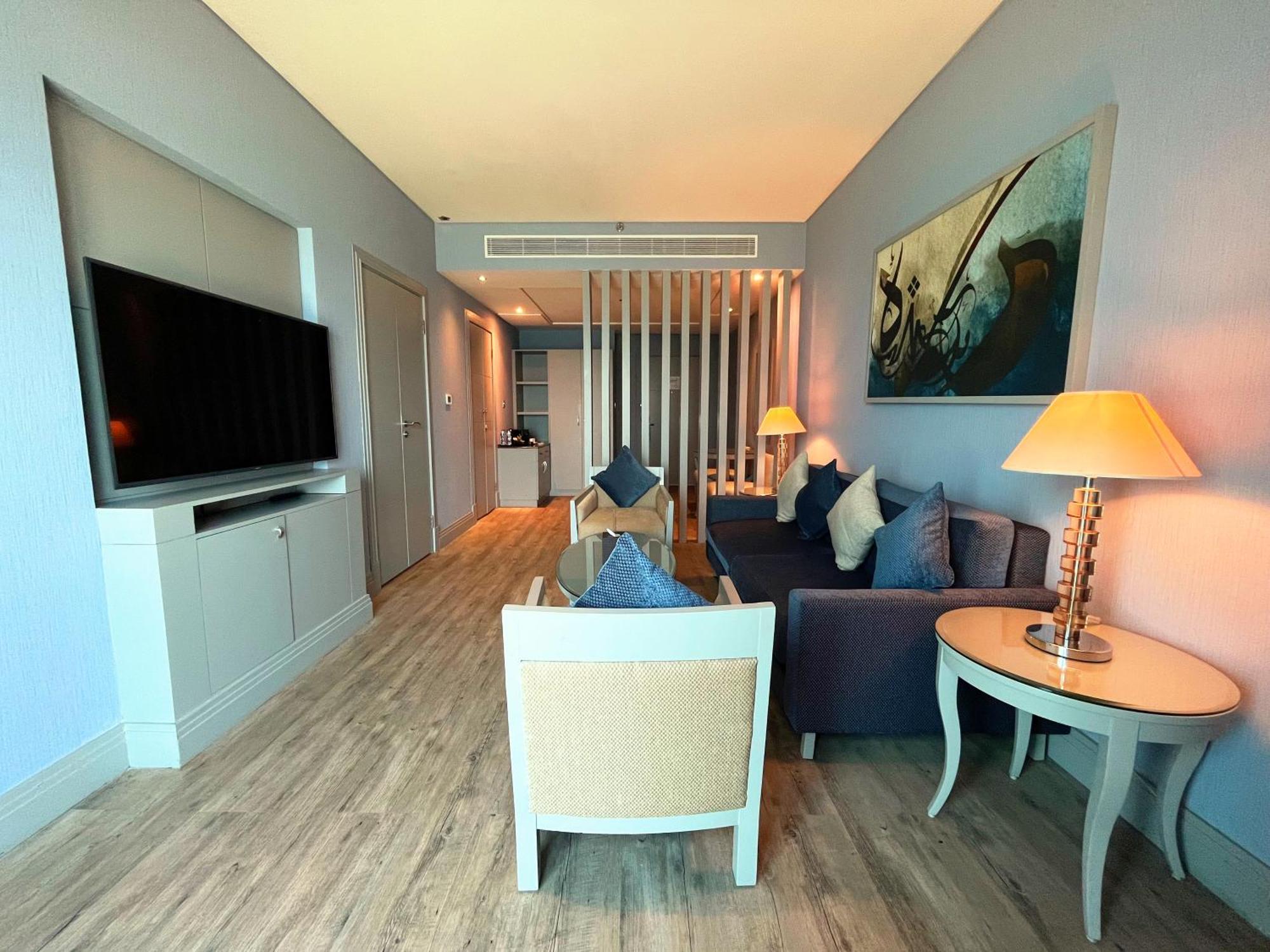 מלון Sofitel Al Khobar The Corniche מראה חיצוני תמונה A living room in a suite at the hotel