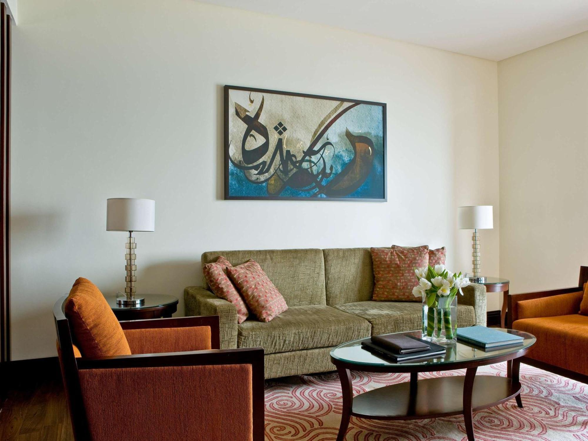 מלון Sofitel Al Khobar The Corniche מראה חיצוני תמונה A living room at the Ritz-Carlton, Dubai